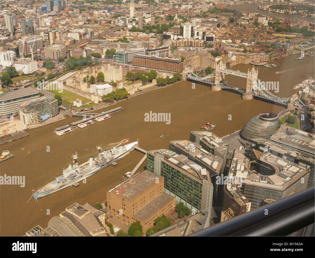 Eine Ansicht von Oben nach Unten anzeigen, 72, Der Shard, London an der Themse und HMS Belfast im Pool von London Stockfoto