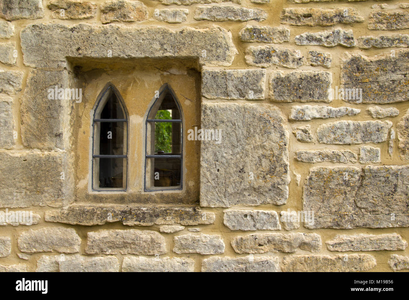 Eine alte Fenster in einem Haus aus Stein Wand Stockfoto