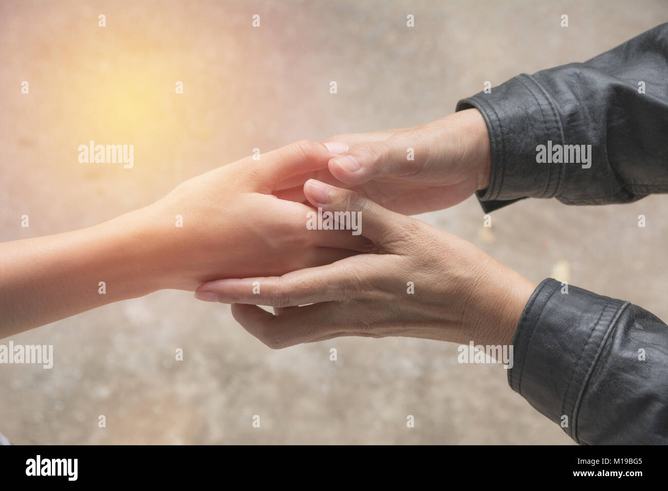 Freund schütteln Hände zusammen im Freien. Die Hand schütteln zwischen Kollegen. Freundschaft und Teamwork Konzept. Stockfoto