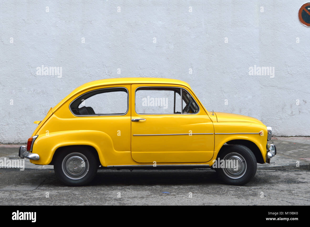 Alte gelbe Auto auf der Straße geparkt Stockfoto
