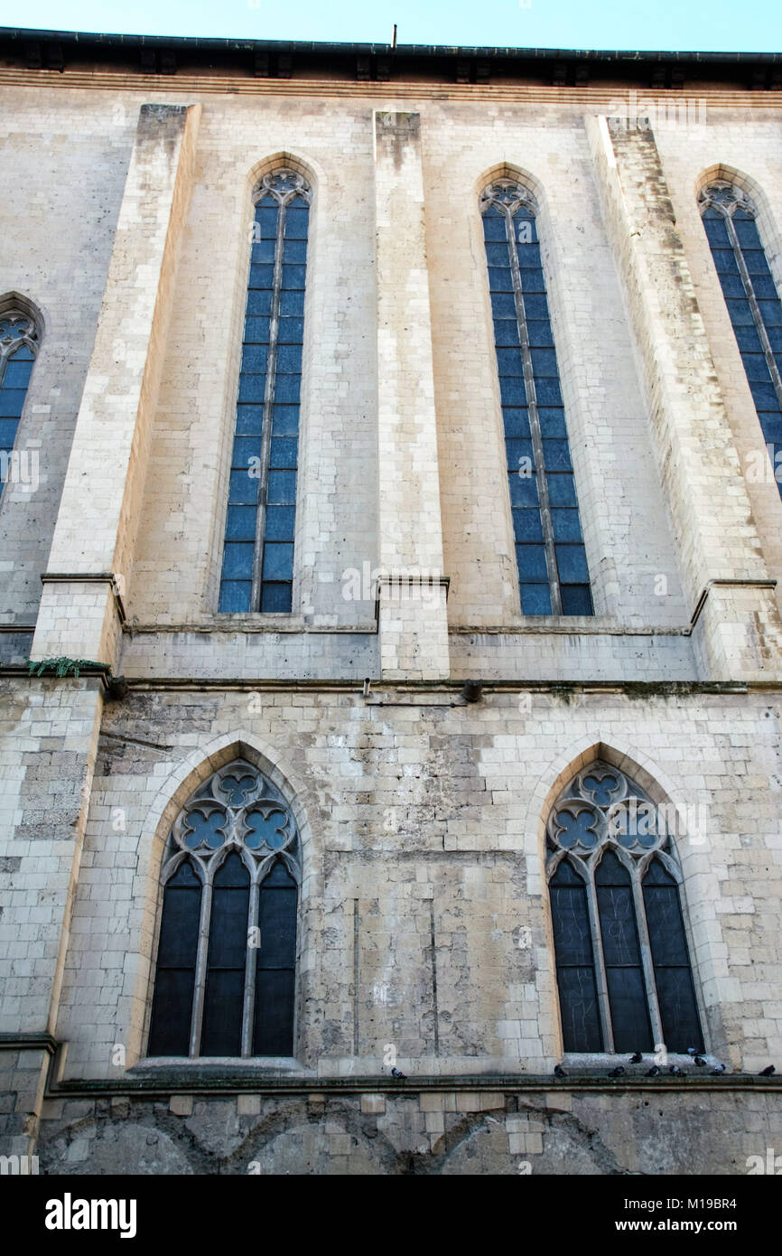 Die Seitliche Fassade Der Kirche Santa Chiara Mit Seiner Gotischen Fenstern Neapel Italien Stockfotografie Alamy