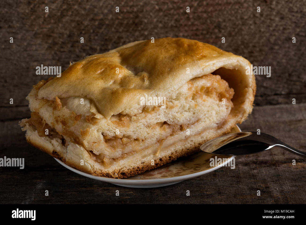 Hausgemachte Strudel pie auf Platte mit Teelöffel auf Holz rustikale Hintergrund Stockfoto