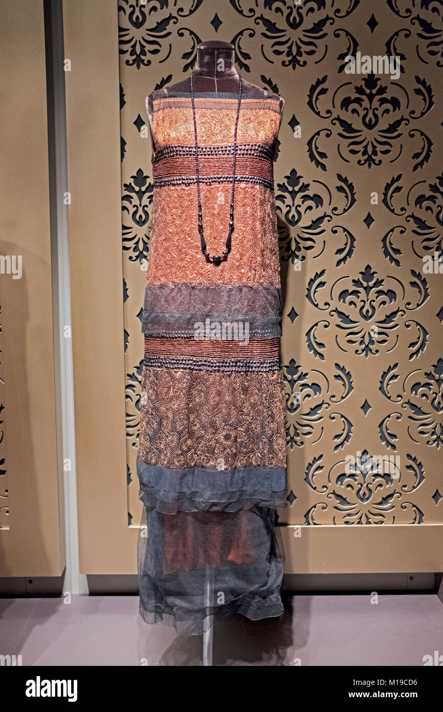 Am Abend Kleid getragen von Lady Maria als in Downton Abtei die Ausstellung auf der West 57th Street, in Midtown Manhattan, New York City gesehen. Stockfoto