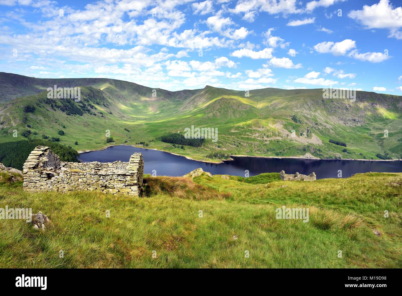 Verfallenes Bauernhaus oberhalb Haweswater Reservior Stockfoto