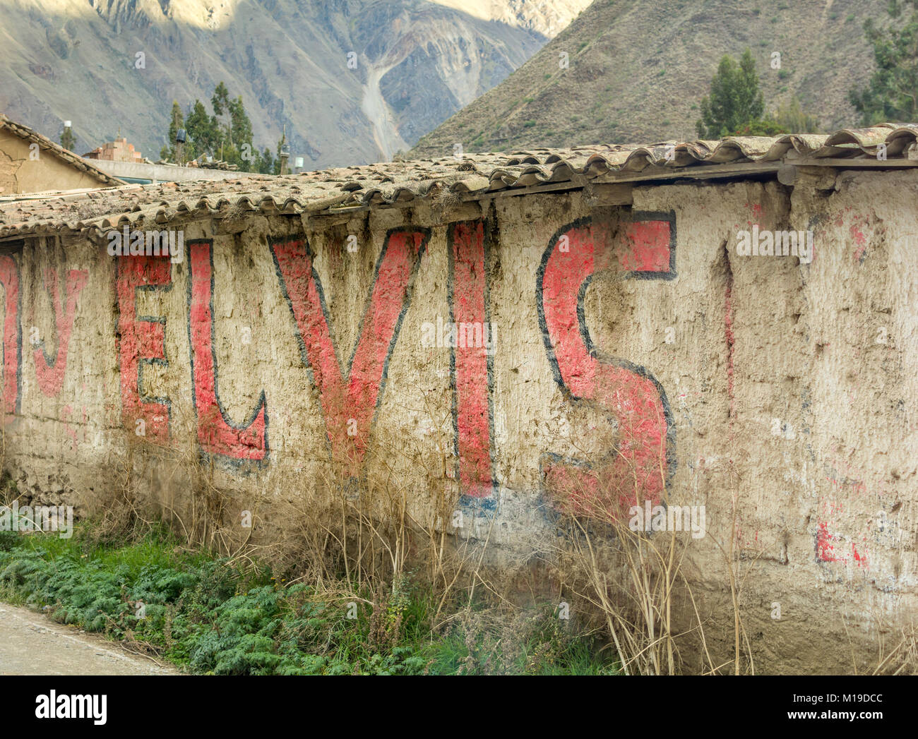 Politische Zeichen mit dem Namen Elvis auf einer verfallenden Struktur lackiert entlang einer Landstraße in der Nähe von Cusco, Peru, Südamerika. Stockfoto