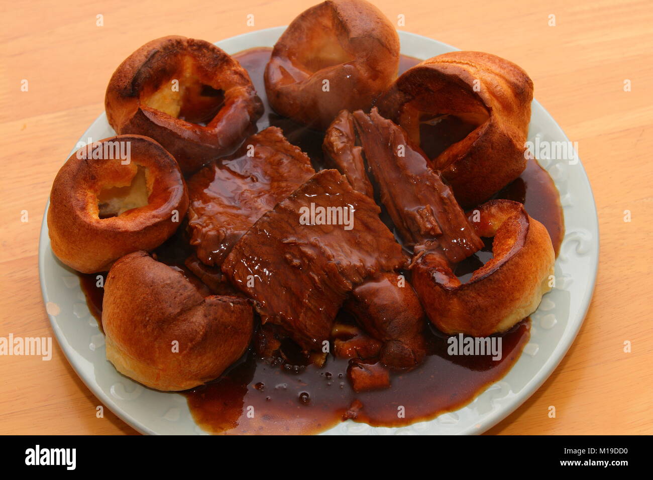 Yorkshire Pudding & Rind mit Soße Stockfoto