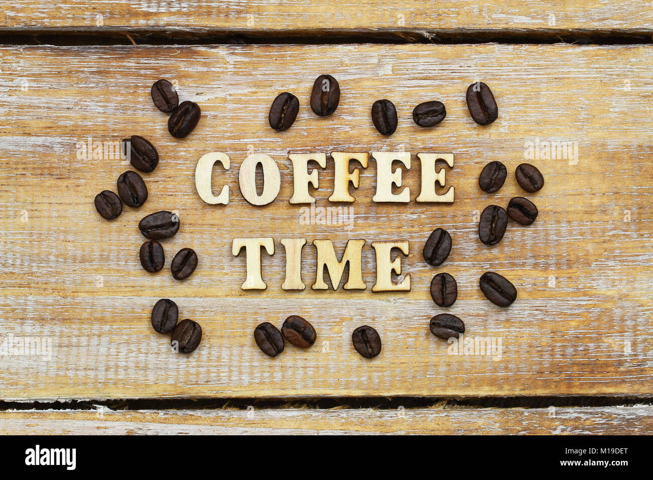 Kaffee Zeit mit Holz Buchstaben auf rustikale Oberfläche und Kaffeebohnen geschrieben Stockfoto