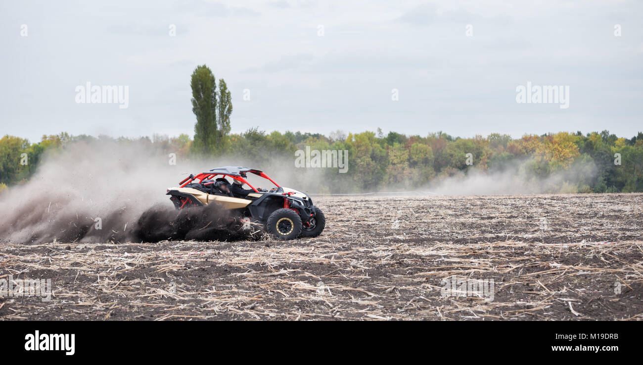 Quad Bike schnell reitet in Staub Clubs über gepflügten Feldes. Der Begriff der Geschwindigkeit und Freiheit Stockfoto