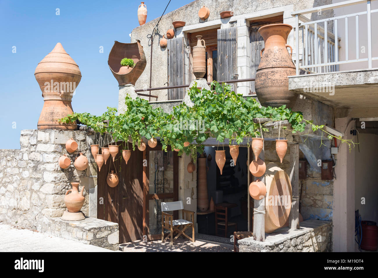 Haus mit Keramik dekoriert, Margaritas Dorf, Rethymno, Kreta (Kriti), Griechenland Stockfoto