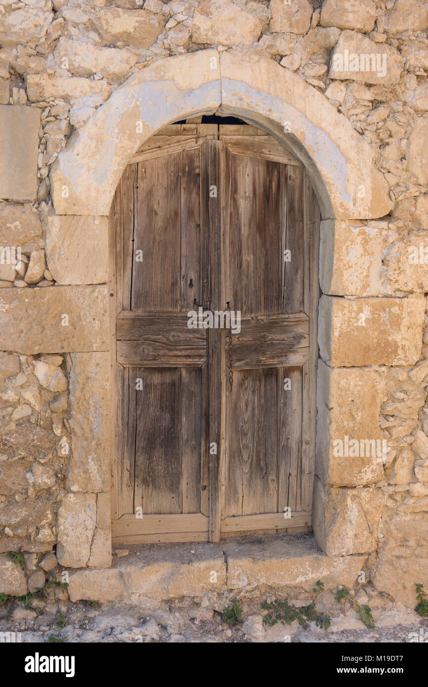 Alte hölzerne Tür, Margaritas Dorf, Rethymno, Kreta (Kriti), Griechenland Stockfoto