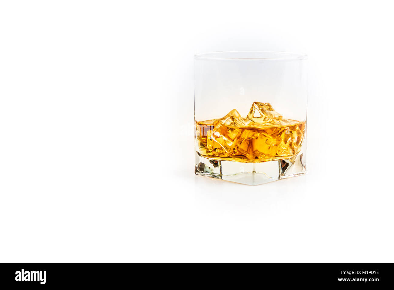 Whisky oder Whiskey oder Bourbon mit Eis auf weißem Hintergrund