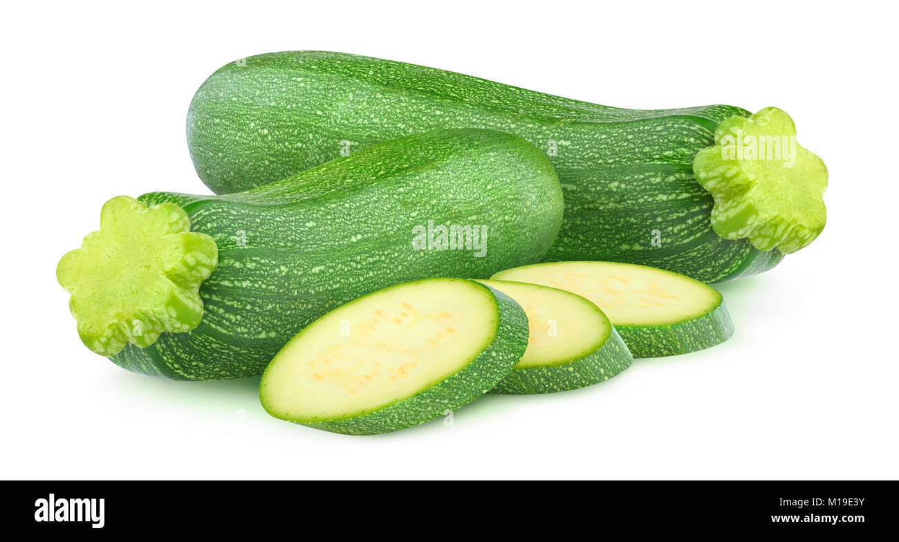 Frisches Gemüse isoliert. Zwei ganze Zucchini und Schichten auf weißem Hintergrund mit Freistellungspfad isoliert Stockfoto