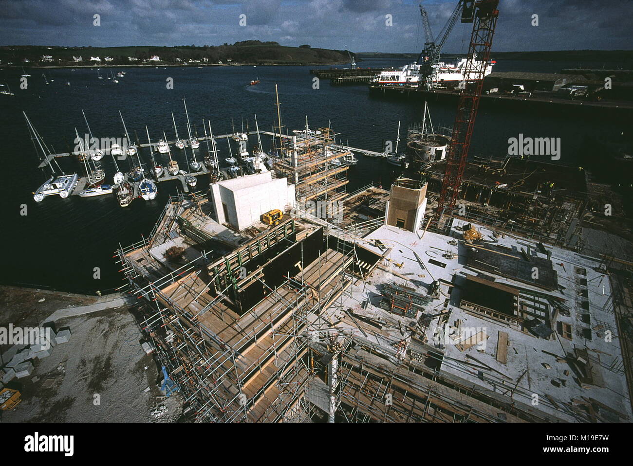 AJAXNETPHOTO. 23. Februar, 2001. FALMOUTH, England. - Neue MARITIME MUSEUM - neues National Maritime Museum Cornwall LIEGT AM HAFEN IN DER NÄHE VON PORT PENDENNIS IM BAU. Gebäude von M.J. Lange VON ARCHITEKTEN LANGE/KENTISH. Foto: Jonathan Eastland/AJAX REF: 102020_13 Stockfoto