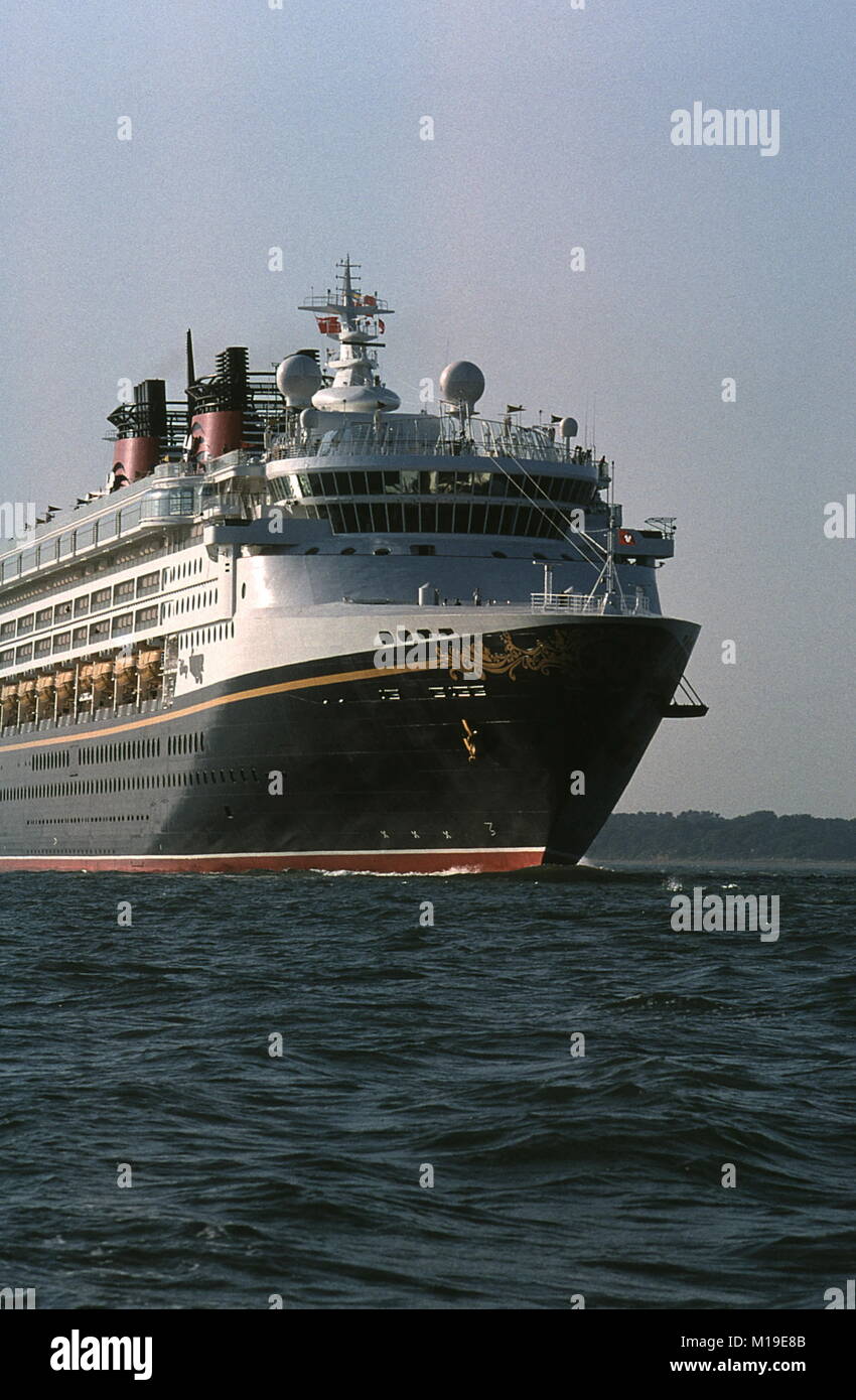 AJAXNETPHOTO. 23. JULI, 1999. SOUTHAMPTON, England. Wunder Schiff - DAS NEUE KREUZFAHRTSCHIFF DISNEY WUNDER NACH AUSSEN AUS GEBUNDENEN SOUTHAMPTON. Foto: Jonathan Eastland/AJAX. REF: 990105 11 Stockfoto