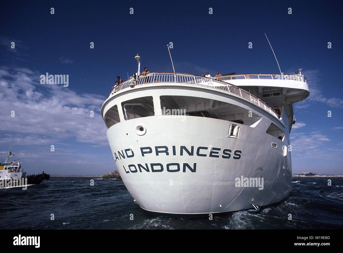 AJAXNETPHOTO. Februar, 1987. FREMANTLE, Australien. - Nach innen gebunden - P&O CRUISE SHIP ISLAND PRINCESS BEI DER ANKUNFT IM HAFEN. Foto: Jonathan Eastland/AJAX REF: 876878 23 Stockfoto
