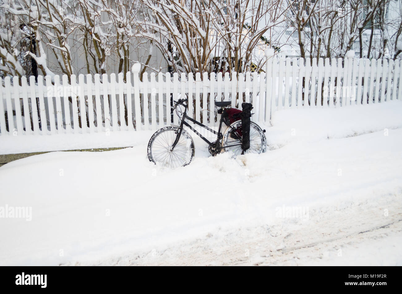 Black Mountain bike in tiefem Schnee auf der Straße von Oslo, Norwegen. Stockfoto