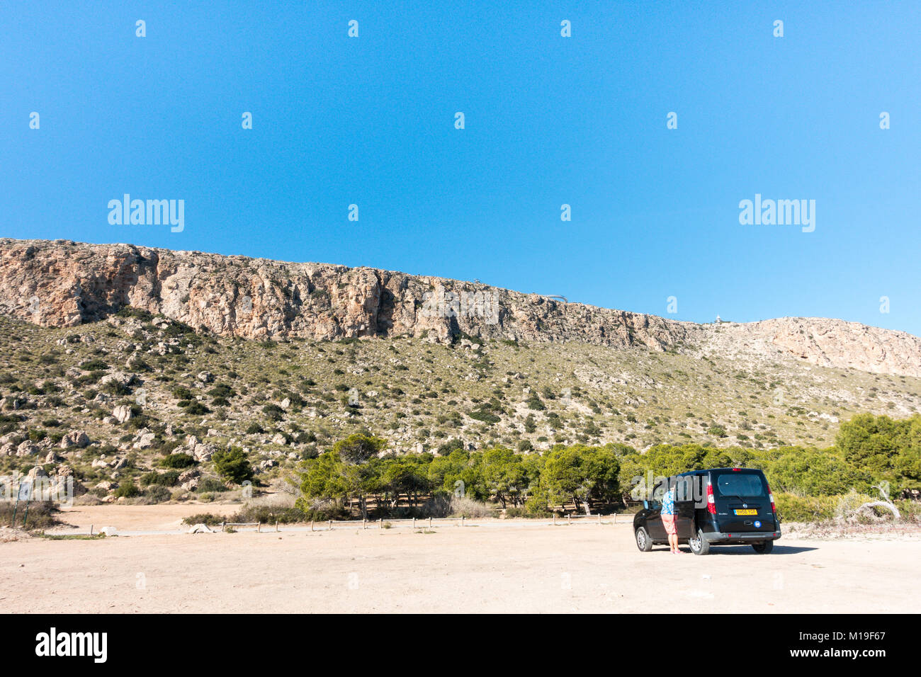 Skywalk, Santa Pola, Alicante, Spanien. Einen atemberaubenden Blick über den Strand und das Meer zur Insel Tabarca. Stockfoto