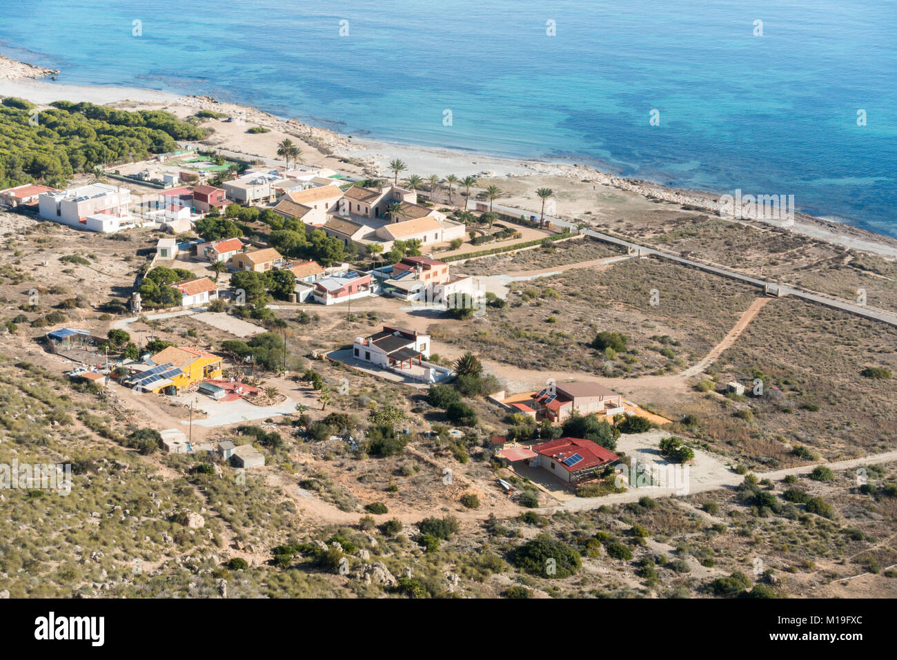 Skywalk, Santa Pola, Alicante, Spanien. Einen atemberaubenden Blick über den Strand und das Meer zur Insel Tabarca. Stockfoto