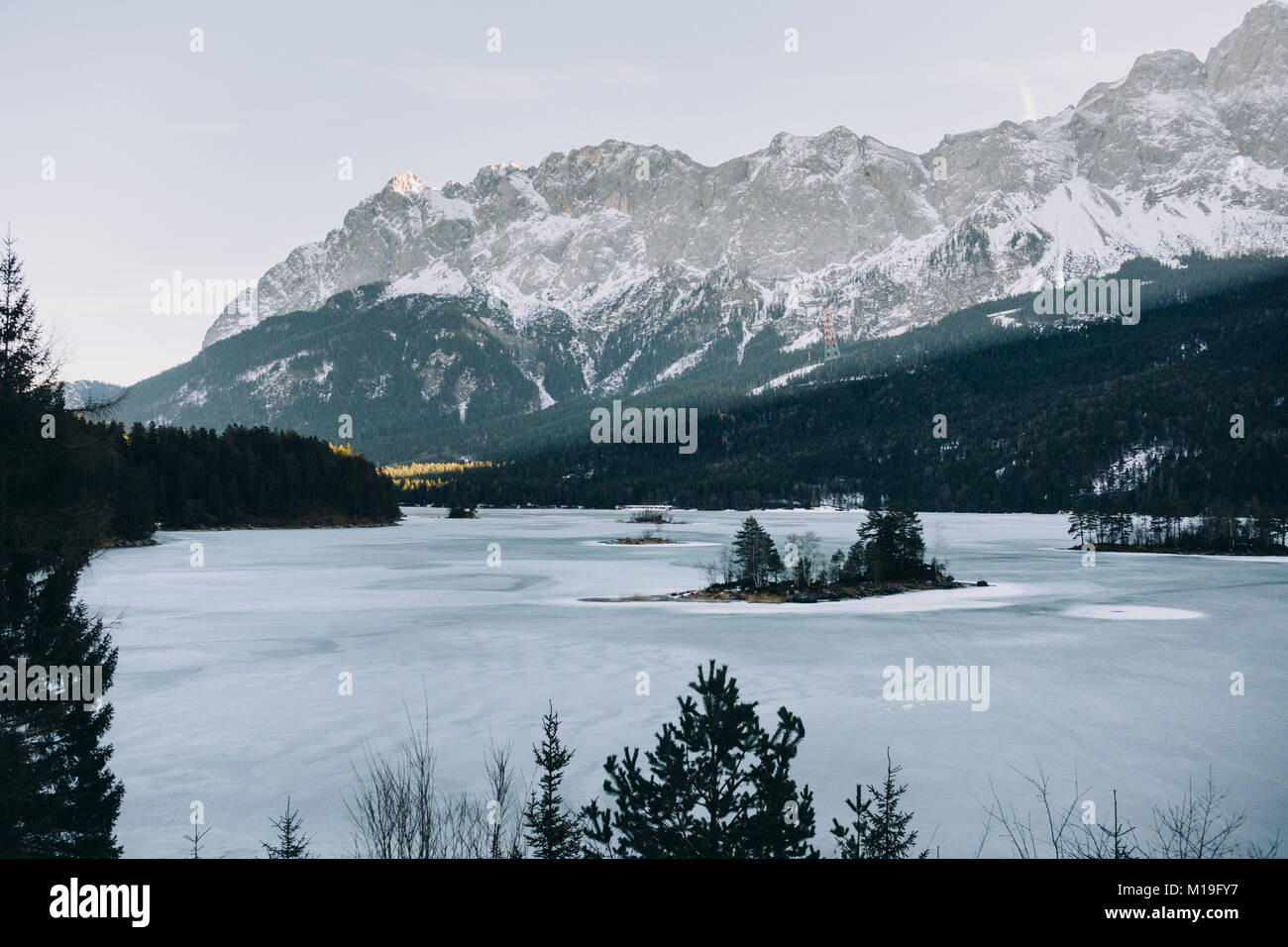 Eibsee Grainau, Oberbayern, Deutschland in den deutschen Alpen unter Mt Zugspitze bei Sonnenuntergang Stockfoto
