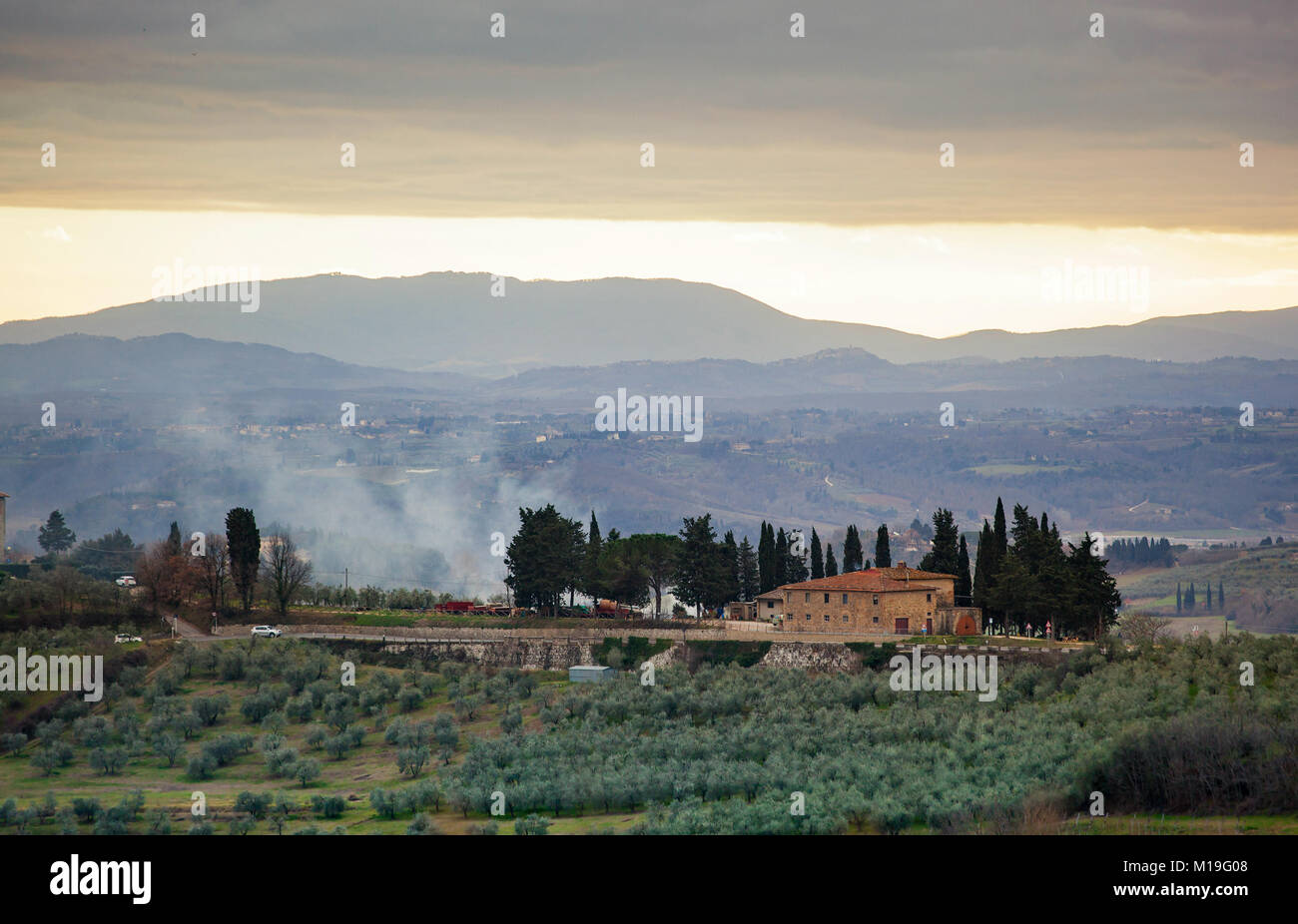 Toskanische Landschaft und Land straße mit Zypresse, Bäumen und alten Gebäuden. Region Toskana in Italien. Stockfoto