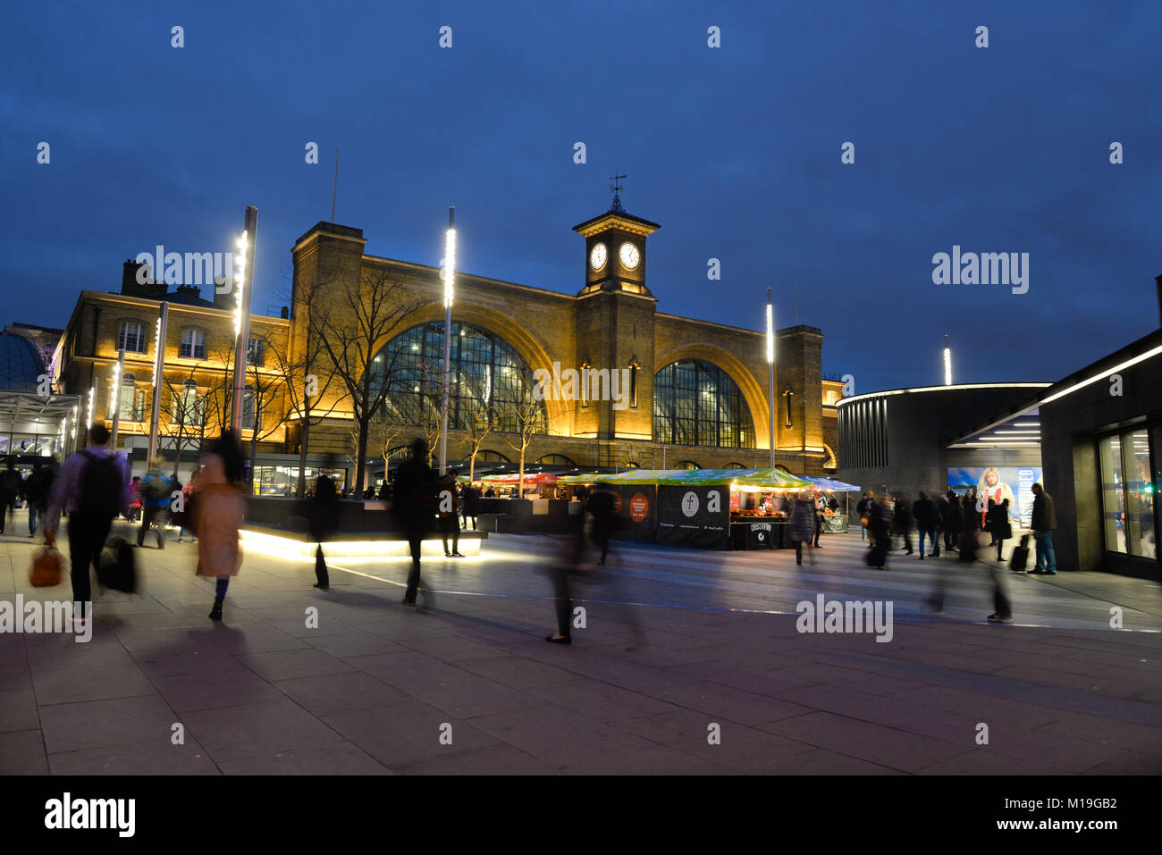 Am frühen Abend in einer Januarnacht im Bahnhof Kings Cross, London, mit Pendlern, die für ihre Züge fahren Stockfoto