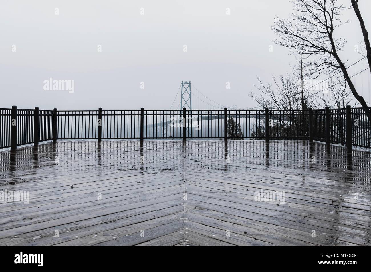 Lions Gate Bridge im Nebel Stockfoto
