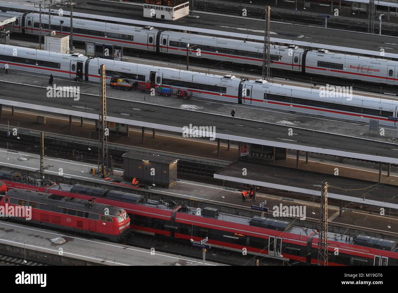 München, Deutschland. 24 Jan, 2018. Züge auf den Plattformen der Hauptbahnhof in München, Deutschland, 24. Januar 2018. - Keine LEITUNG SERVICE-Credit: Felix Hörhager/dpa/Alamy leben Nachrichten Stockfoto