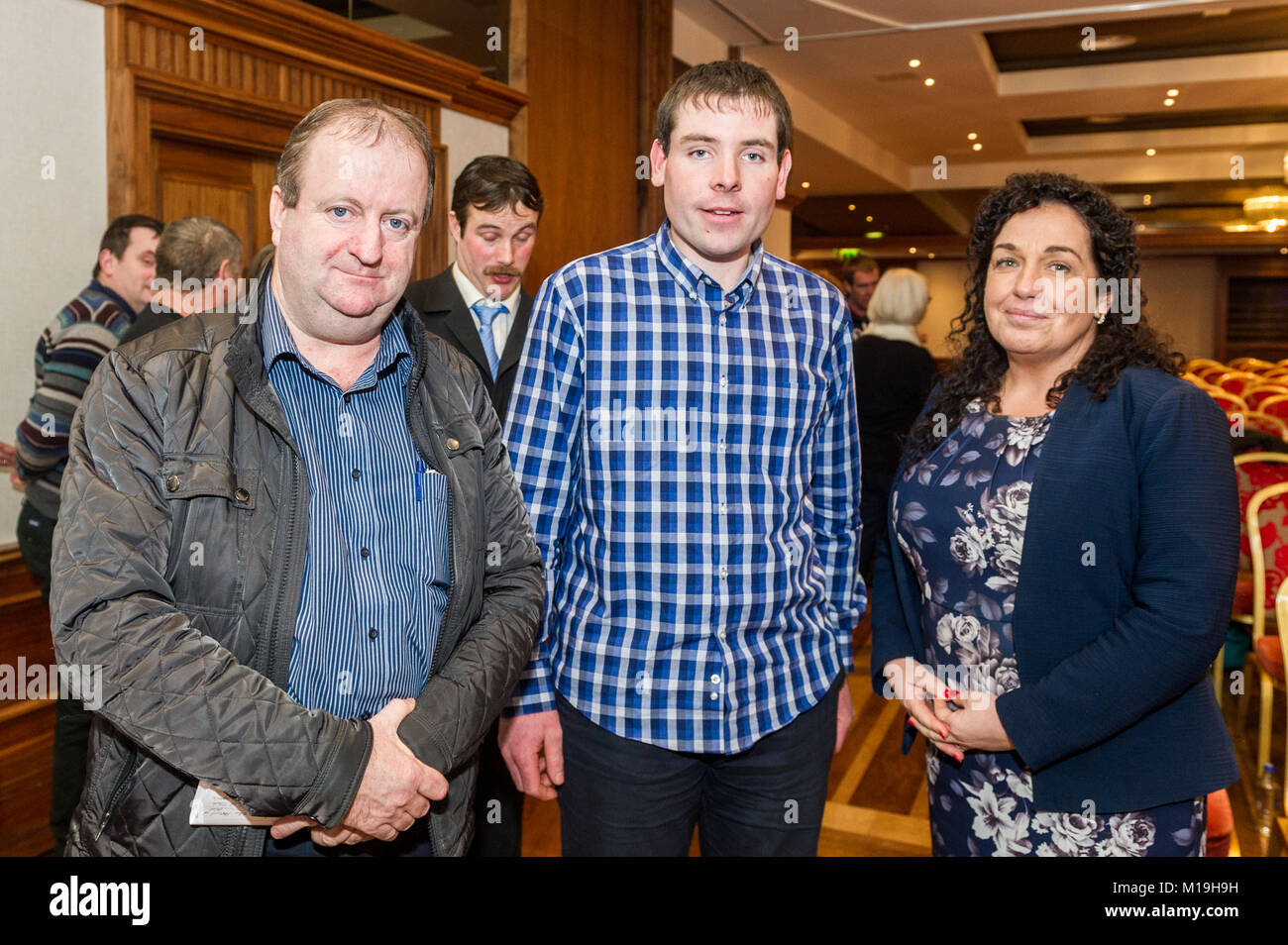 Bantry, Irland. 28 Jan, 2018. Die TD-Margaret Murphy-O'Mahony und Michael Collins sind abgebildet mit der lokalen Küstenfischerei fisherman Kieran O'Shea Nach der öffentlichen Sitzung die mechanische Gewinnung von nativen Kelp von Bantry Bay zu stoppen. Die irische Regierung hat eine Lizenz zu Bio Atlantis von Tralee auf 1860 Hektar native Kelp industriell ohne öffentliche Anhörung statt Ersatz-Teillizenz erteilt. Die pro-Action Group ist den Wahlkampf haben die Lizenz entzogen. Credit: Andy Gibson/Alamy Leben Nachrichten. Stockfoto