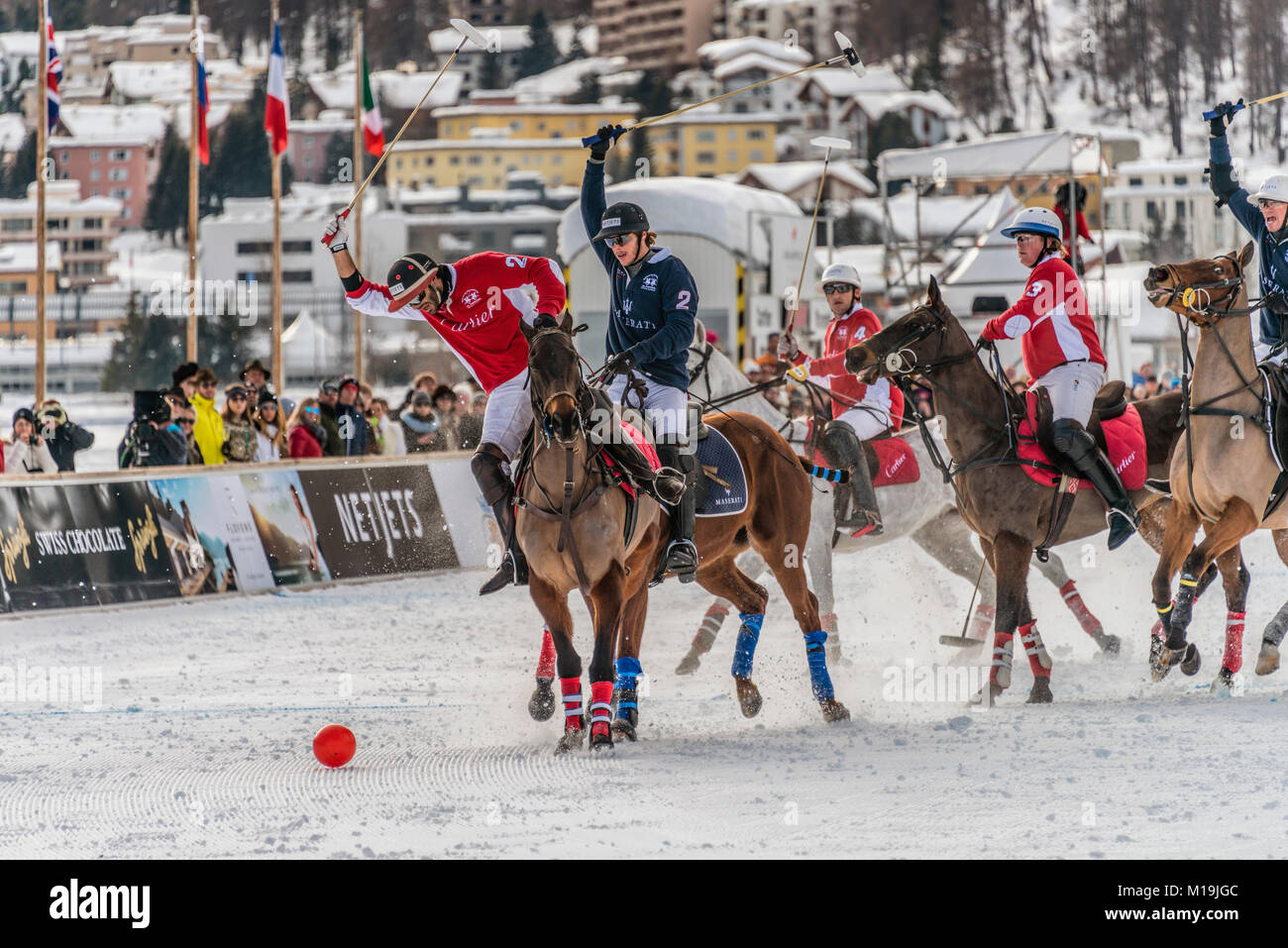 St. Moritz, Schweiz. 28 Jan, 2018. Mitglieder der 'Maserati' Team Kampf um den Ball mit dem Team "Cartier" bei der Endrunde der Snow Polo World Cup Spiel 2018 am 28. Januar 2018 in St. Moritz, Schweiz Quelle: travelbild/Alamy leben Nachrichten Stockfoto