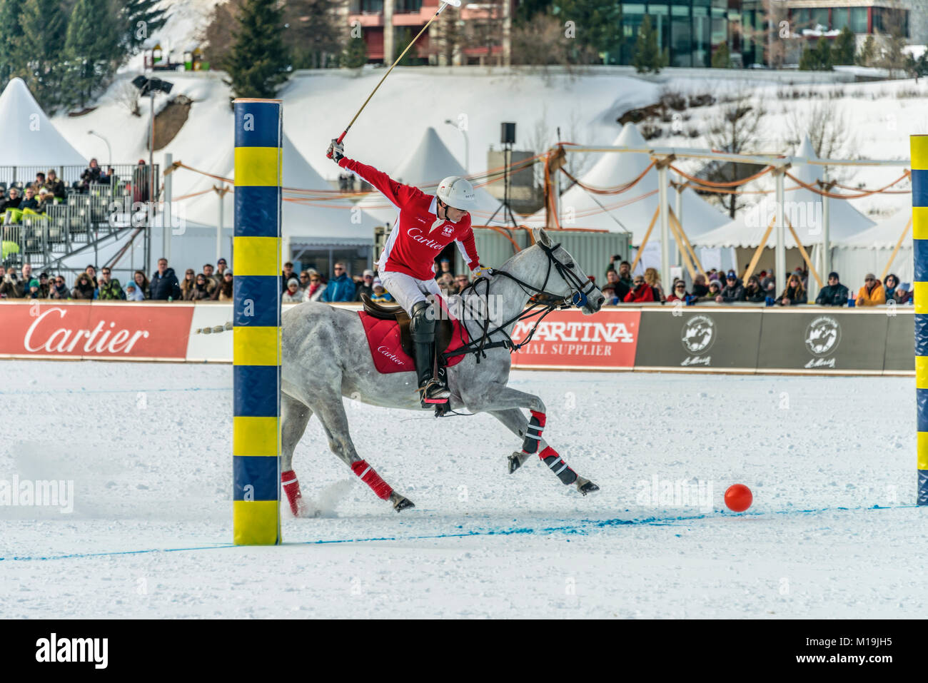 St. Moritz, Schweiz. 28 Jan, 2018. Mitglied des "Cartier" der Mannschaft, die ein Ziel während der Endrunde der Snow Polo World Cup Spiel 2018 am 28. Januar 2018 in St. Moritz, Schweiz Quelle: travelbild/Alamy leben Nachrichten Stockfoto