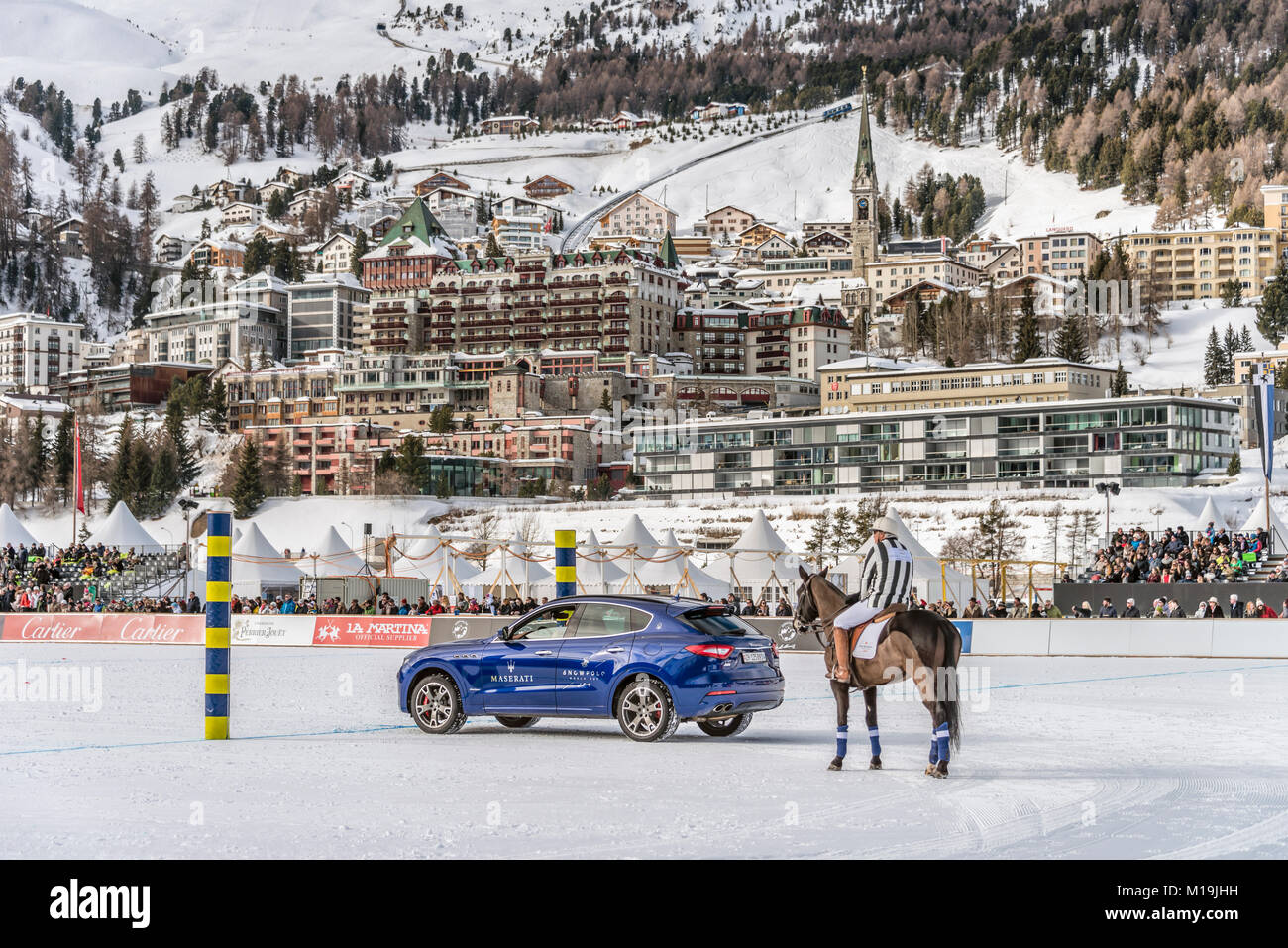 St. Moritz, Schweiz. 28 Jan, 2018. Maserati sponsor Auto und Schiedsrichter  vor St. Moritz während der Endrunde der Snow Polo World Cup Spiel 2018 am  28. Januar 2018 in St. Moritz, Schweiz