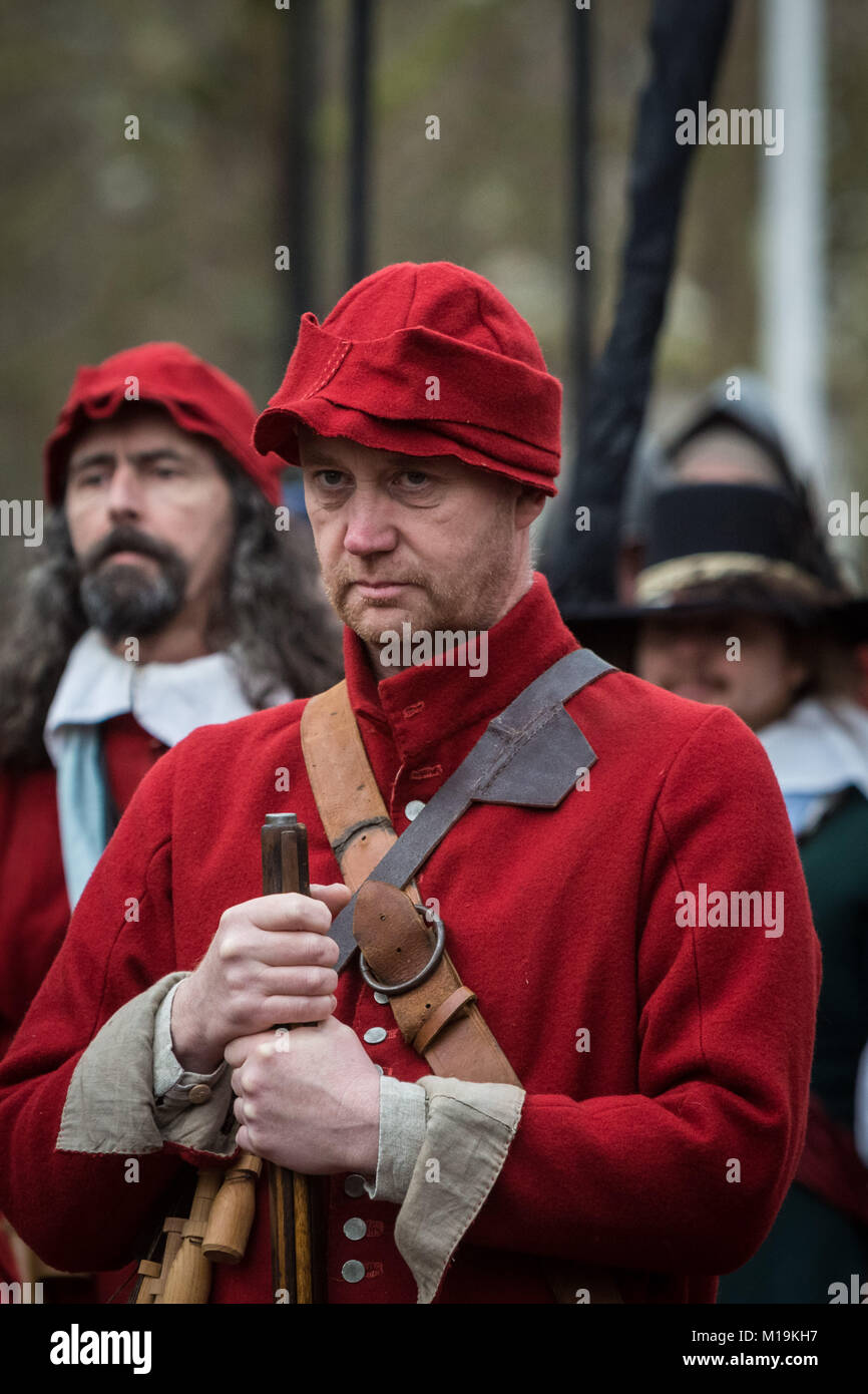London, Großbritannien. 28. Januar 2018. Des Königs Armee jährliche März und Parade zum Gedenken an die Hinrichtung des Königs Charles ist. Viele Mitglieder der Englischen Bürgerkrieg der Gesellschaft, in der traditionellen Kleidung des 17. Jahrhunderts, marschierten und ritt Pferd von St. James' Palace in Richtung Horse Guards Parade nachgespielt König Charles I's zu Fuß zum Bankett- Haus im Jahre 1649. Credit: Guy Corbishley/Alamy leben Nachrichten Stockfoto