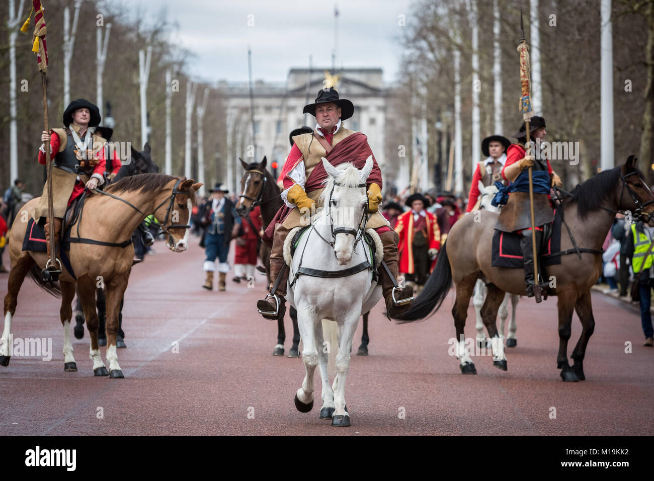 London, Großbritannien. 28. Januar 2018. Des Königs Armee jährliche März und Parade zum Gedenken an die Hinrichtung des Königs Charles ist. Viele Mitglieder der Englischen Bürgerkrieg der Gesellschaft, in der traditionellen Kleidung des 17. Jahrhunderts, marschierten und ritt Pferd von St. James' Palace in Richtung Horse Guards Parade nachgespielt König Charles I's zu Fuß zum Bankett- Haus im Jahre 1649. Credit: Guy Corbishley/Alamy leben Nachrichten Stockfoto