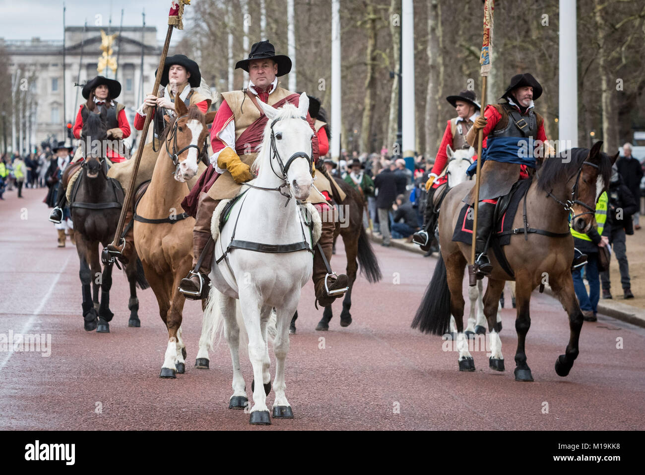 London, Großbritannien. 28. Januar 2018. Des Königs Armee jährliche März und Parade zum Gedenken an die Hinrichtung des Königs Charles ist. Viele Mitglieder der Englischen Bürgerkrieg der Gesellschaft, in der traditionellen Kleidung des 17. Jahrhunderts, marschierten und ritt Pferd von St. James' Palace in Richtung Horse Guards Parade nachgespielt König Charles I's zu Fuß zum Bankett- Haus im Jahre 1649. Credit: Guy Corbishley/Alamy leben Nachrichten Stockfoto