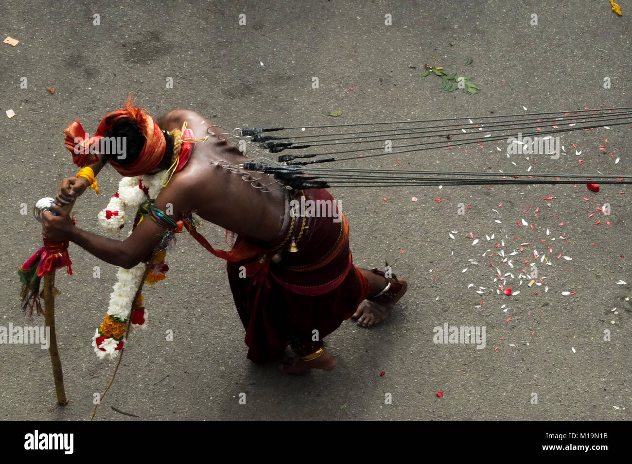 KUALA LUMPUR, Malaysia - 28. Januar: ein Hindu devotee mit Haken durchbohrt in seinen Rücken dreht sich, während seiner Pilgerreise zu den Batu Höhlen Tempel in Kuala Lumpur am 28. Januar 2018. Malaysische Hindu in der jährlichen Hindu Erntedankfest, in der Anhänger sich zu schmerzhaften Ritualen in einer Demonstration von Glauben und Buße zu Ehren von Lord Murugan, Hindu in Malaysia feierte Thaipusam am 28.Januar bis zum 31. dieses Jahres zu beginnen. Credit: Samsul sagte/LBA/Alamy leben Nachrichten Stockfoto