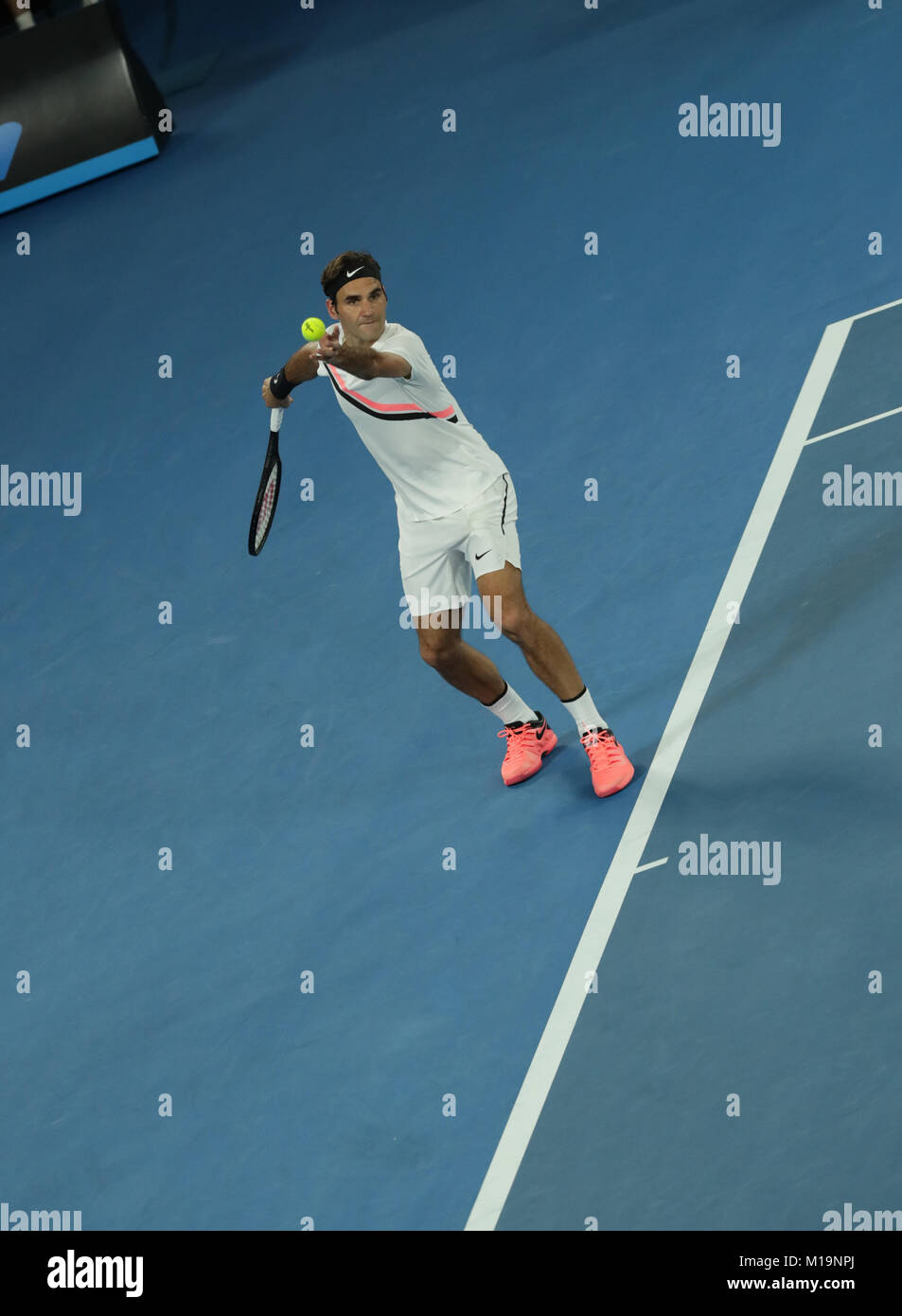 Schweizer Tennisspieler Roger Federer ist in Aktion während seiner 1. Runde der Australian Open vs Bosniakische tennis player Marin Cilic am 28.Januar in Mebourne, Australien 2018. Credit: YAN LERVAL/LBA/Alamy leben Nachrichten Stockfoto