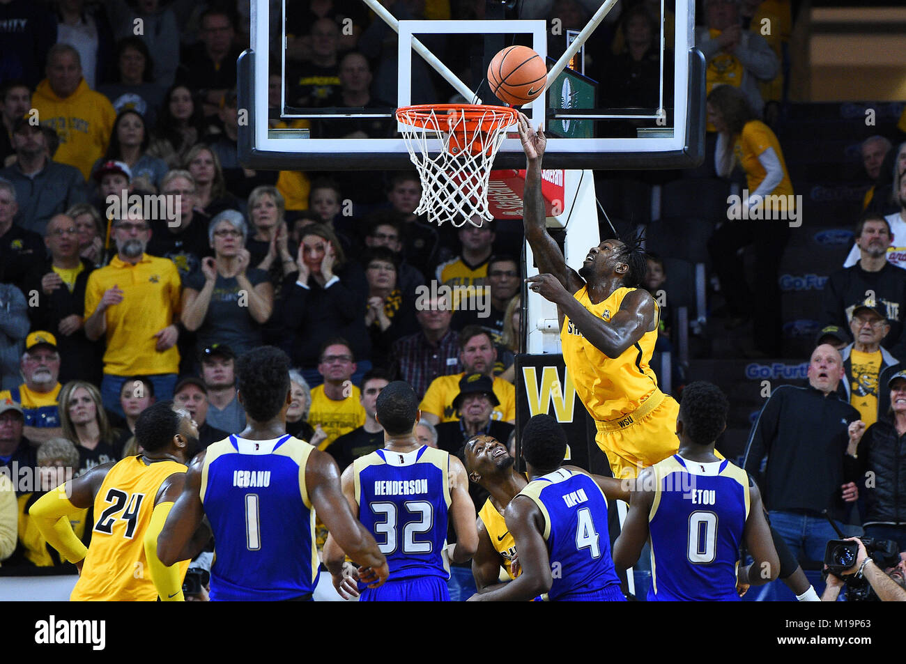 Wichita, Kansas, USA. 28 Jan, 2018. Spieler beobachten, wie die Wichita State vorwärts Shockers Zach Braun (1) Kerben auf einem in der Basis in der zweiten halfduring der NCAA Basketball Spiel zwischen den Tulsa goldenen Hurrikan und die Wichita State Shockers an Charles Koch Arena in Wichita, Kansas. Kendall Shaw/CSM/Alamy leben Nachrichten Stockfoto