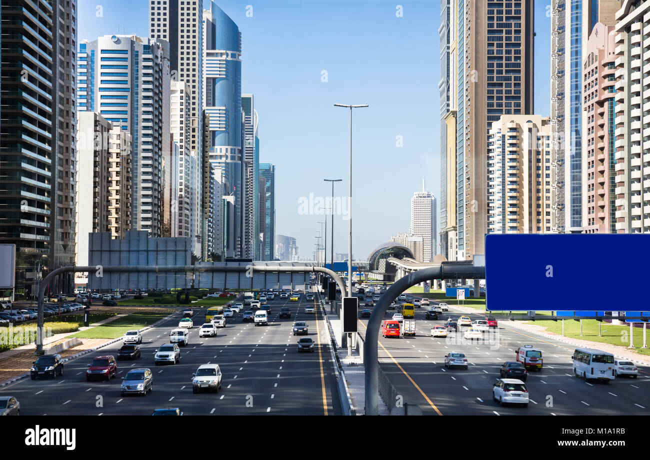 Verkehr und modernen Wolkenkratzer an der Sheikh Zayed Road in Dubai, VAE Stockfoto