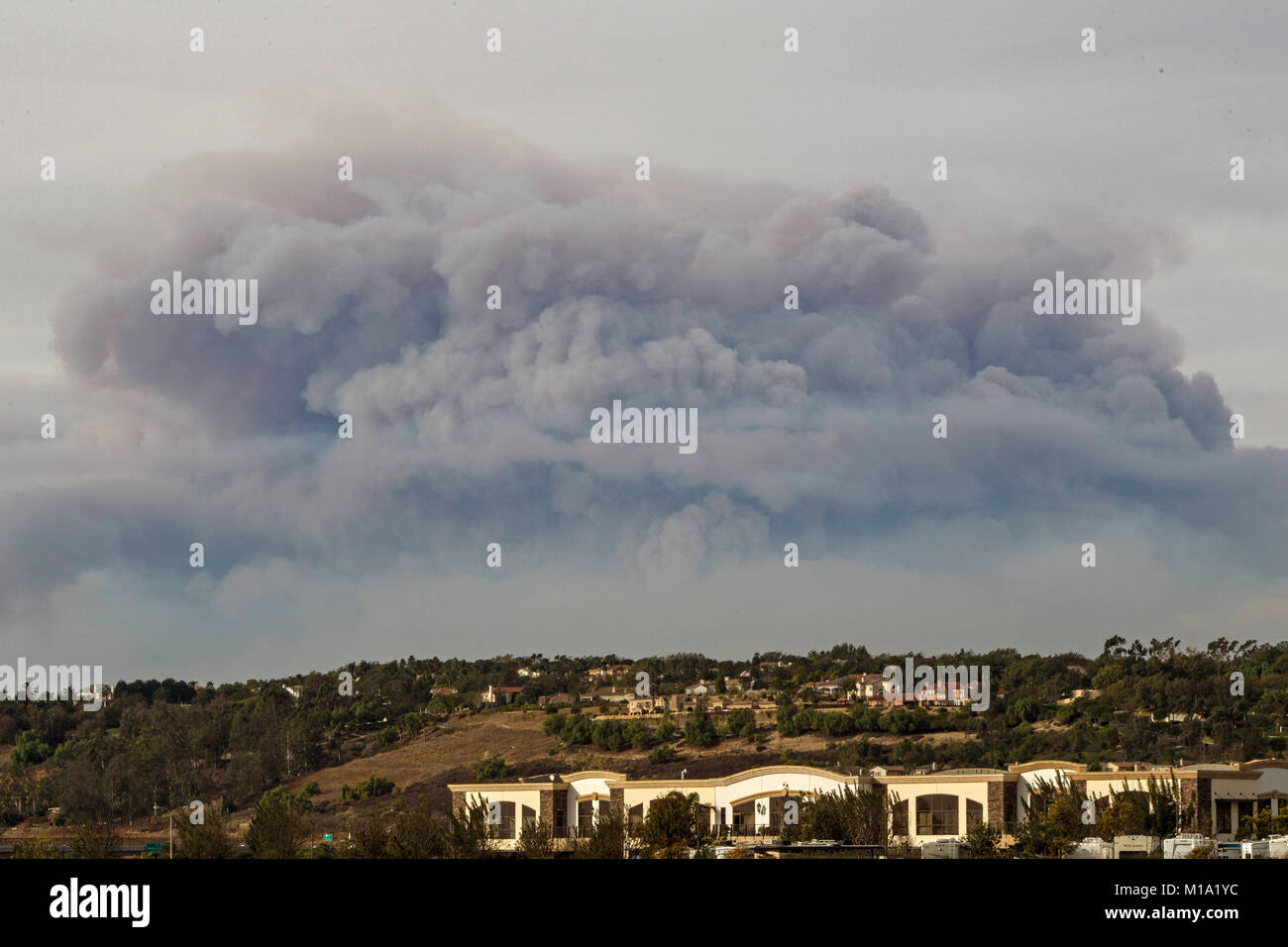 Rauch aus dem Thomas Brand in Ventura County, Kalifornien, Brausen in den Himmel ab die Camarillo Flughafen in Camarillo, Kalifornien, So., 10.12.2017, gesehen. Das Feuer, das Dez. 4 begann, setzt sich fort in der Anbauflächen zu wachsen und ist zu einem der größten Waldbrände in der Geschichte des Landes. Der kalifornischen Nationalgarde ist mit einer Vielzahl an Luft Vermögenswerte den Brand bekämpfen, u. a. Hubschrauber, Tankflugzeuge zu unterstützen und aus der Ferne gesteuert. (U.S. Air National Guard Foto von älteren Flieger Crystal Housman) Stockfoto