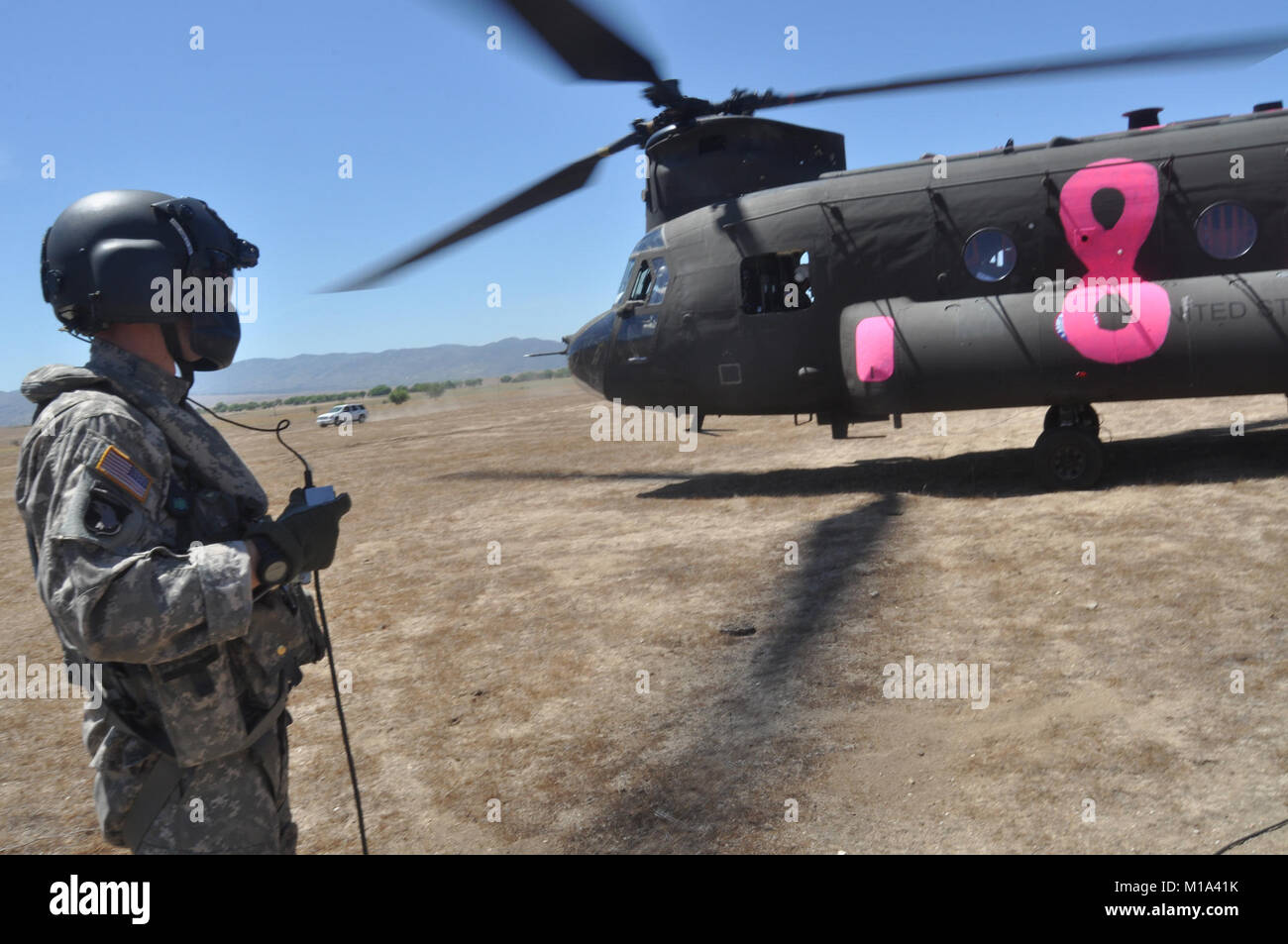 110727-F-UF 872-548 Sgt. Jonathan Ogaffney der 3-140 th Aviation Battalion ist ein flugingenieur Auf der CH-47D "Chinook" unterstützt derzeit Luftverkehr auf dem Eagle Brand im Los Kojoten Indian Reservation, Warner Springs, San Diego, 27. Juli 2011. Die beiden Kalifornien Nationalgarde CH-47D Die flugzeugbesatzungen auf die Eagle Brand in San Diego vergeben fallen über 62.000 Liter Wasser aus dem "Bambi Löffel" während der ersten paar Tage auf der Brand Mission mit cal Feuer. (Air National Guard Foto/Master Sgt. Julie Avey/Freigegeben) Stockfoto