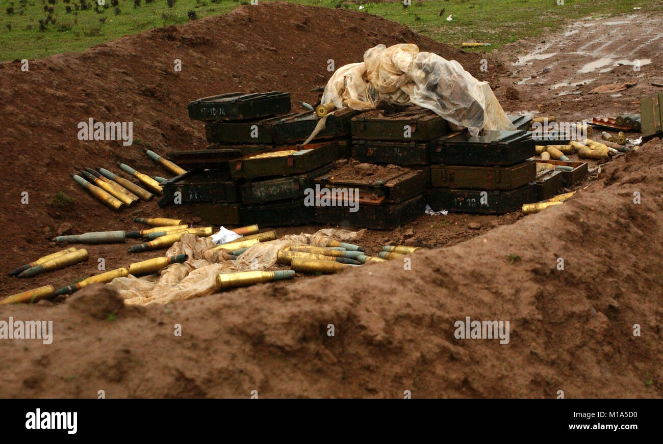 Bei der Suche nach Waffen in Mossul, Irak, Koalition, bestehend aus US Army Special Forces und Marines vom 26. MEU finden viele Waffe Caches auf den Hügeln im Norden des Landes. (USAF Foto von SSgt Jerry Morrison) () Stockfoto