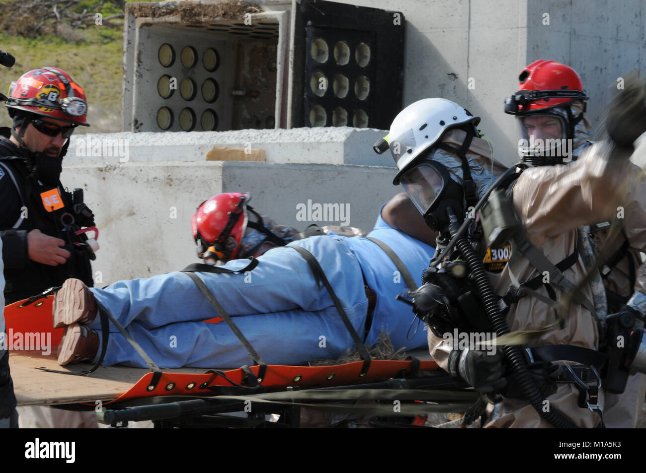 120325-Z-PP 889-001 Oklahoma Army National Guard Soldaten des 235Th Engineer Company, aus Santa Rosa, arbeiten zusammen bei der Sicherung einer Unfallversicherung role-player März 1, 2012, während der Phase der externen Evaluation (EXEVAL) des 49th Military Police Brigade Heimat Response Force (HRF) im Camp Roberts, Calif. Das 235Th gestartet läuft mit voller Geschwindigkeit heute, testen Ihre Fähigkeiten als Teil der optimierte Reaktion der HRF, chemische, biologische, radiologische, nukleare, und explosive (CBRNE) Fälle zu. Das fiktive Szenario gehört ein sattelzug stürzt in ein Bu Stockfoto