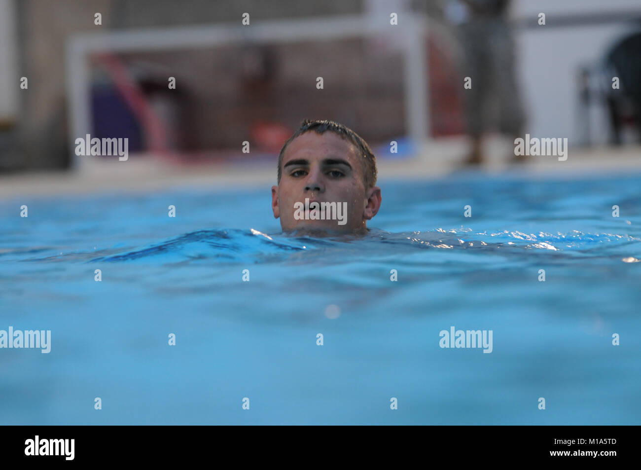 Spc. Julian Batz, Nevada, schwimmt im Wasser überleben Ereignis in der ARNG Region VII 2012 besten Krieger Wettbewerb auf Lager San Luis Obispo, Kalifornien, April 24. Stockfoto