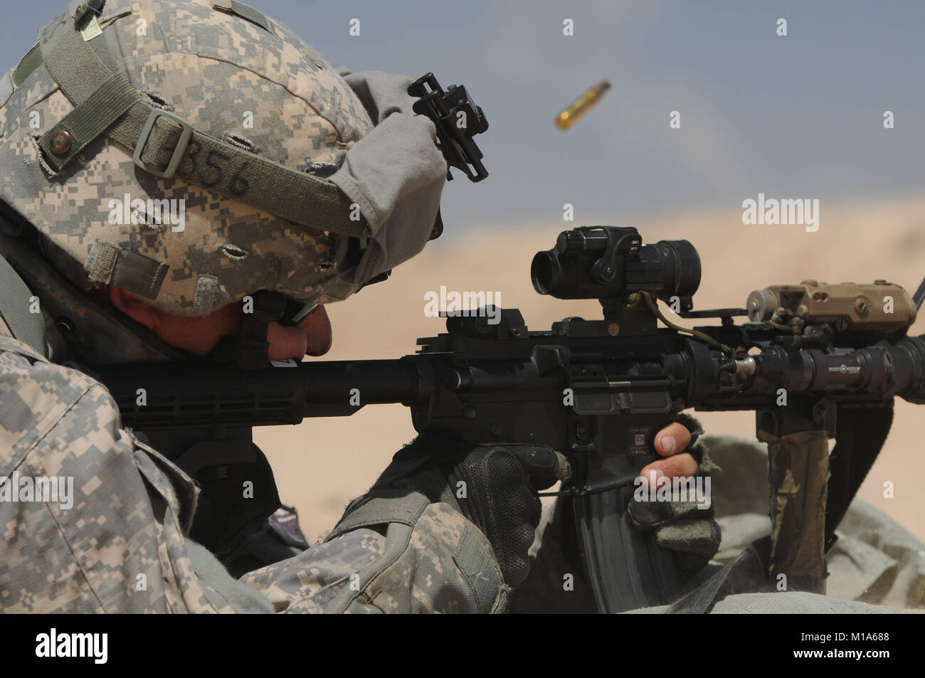 120509-Z-PP 889-006 SPC. Matthäus Schoch mit Bravo der Firma des Kalifornien Army National Guard, 1.BATAILLON, 184 Infanterie (Licht), Brände weg in einem Papier Ziel seiner M4 Carbine Gewehr Mai 9 während einer Nationalen Training Center Rotation in Fort Irwin, Kalifornien (Army National Guard Foto/SPC auf Null. Grant Larson) Stockfoto