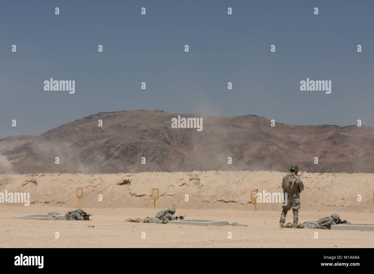 120509-Z-PP 889-010 Oklahoma Army National Guard Soldaten mit Bravo Company, 1.BATAILLON, 184 Infanterie (Licht), Feuer in einem M4 nullabgleich Iteration 9. Mai während einer Nationalen Training Center Rotation in Fort Irwin, Kalifornien die Treffsicherheit Ereignis-LED bis zu der Abfahrt für die "Box", oder der Ausbildung Bereich eines 11-Feld Tag Training. (Army National Guard Foto/SPC. Grant Larson) Stockfoto