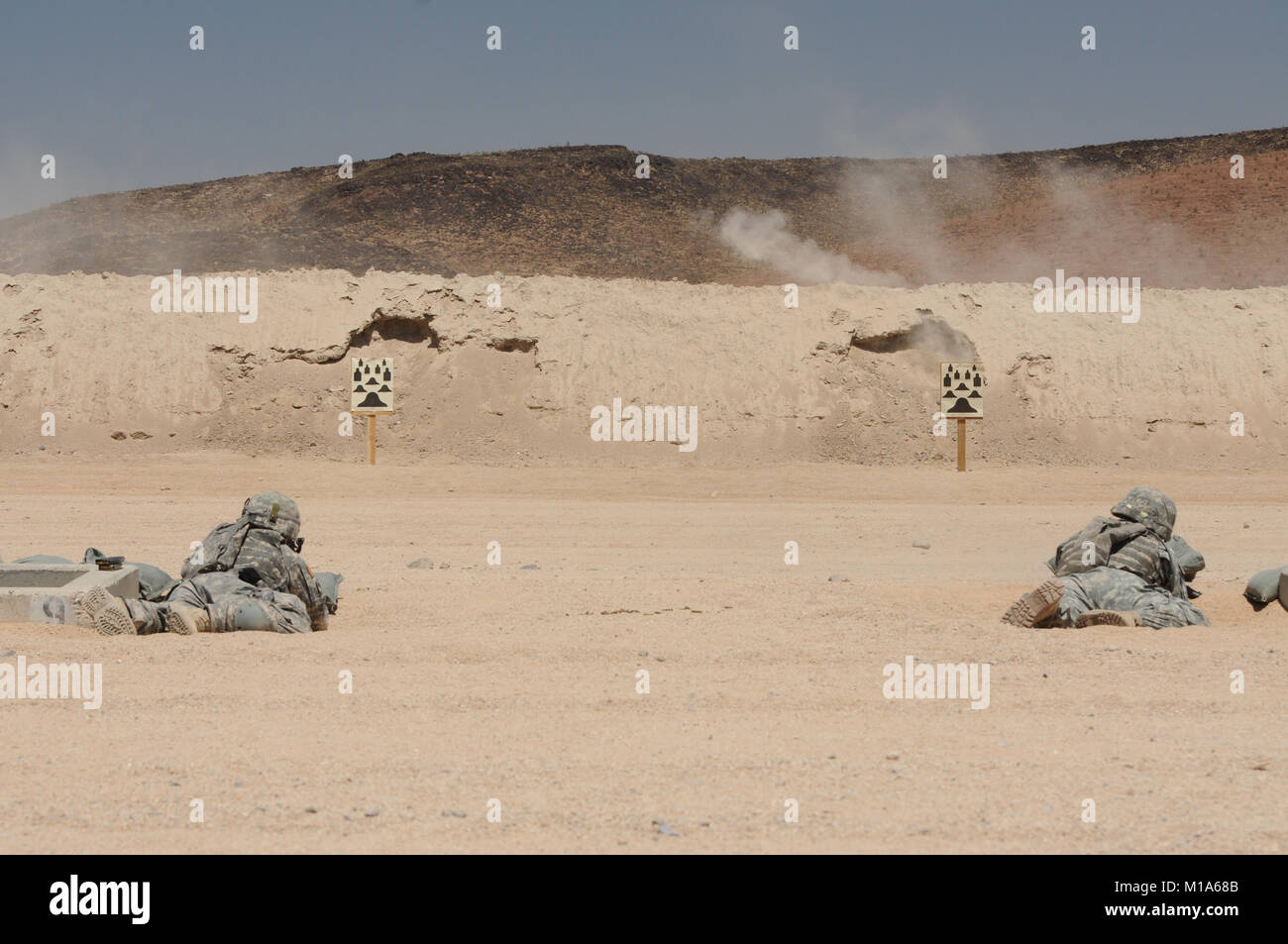 120509-Z-PP 889-012 Oklahoma Army National Guard Soldaten mit Bravo Company, 1.BATAILLON, 184 Infanterie (Licht), Feuer weg in M4 Waffe Qualifikation 9. Mai während einer Nationalen Training Center Rotation in Fort Irwin, Kalifornien (Army National Guard Foto/SPC. Grant Larson) Stockfoto