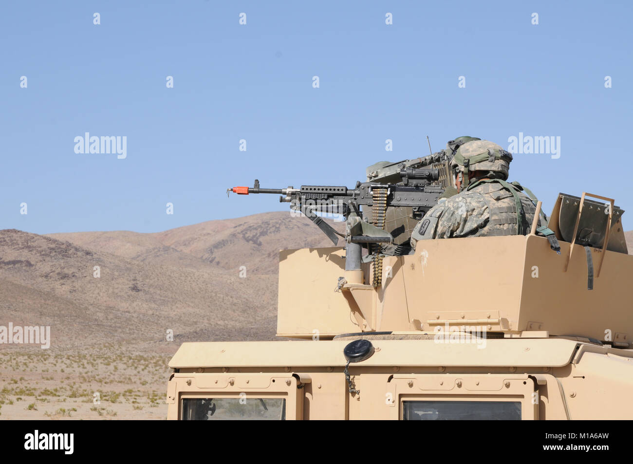 120516-Z-PP 889-004 SPC. David Vaca mit Delta Unternehmen, 1.BATAILLON, 184 Infanterie (Licht), Brände auf der langen Strecke Ziele in militärischen Operationen in urbanem Gelände während ein Feld Training 16. Mai im National Training Center in Fort Irwin, Kalifornien (Army National Guard Foto/SPC. Grant Larson) Stockfoto