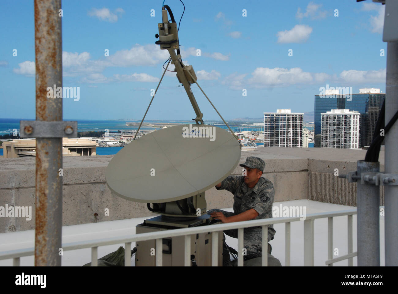 Tech. Sgt. Christian Otineru der 149 Combat Communications Squadron stellt eine Antenne auf dem Dach des 16-stöckigen Frank F. Fasi städtische Gebäude in Honolulu, wo der Staatlichen Abteilung für Emergency Management basiert, als Teil der Makani Pahili Katastrophenvorsorge übung Juni 2. Die Antenne war der 149. gemeinsame Incident Website Kommunikationsfähigkeit, oder JISCC, Equipme verbunden... nt im Untergeschoss des Gebäudes, das zur Verfügung stellen können Telefon, Internet, Videokonferenzen und Voice over Internet Protocol (VOIP), und kann das Personal auf verschiedenen Frequenzen verbinden über Satel Stockfoto