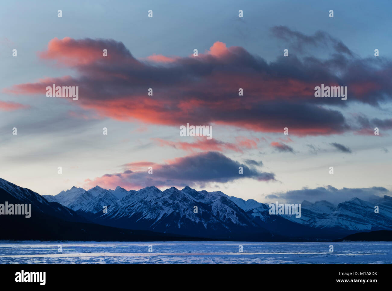 Sonnenaufgang Wolken auf Feuer, Winter, Abraham Lake, kanadische Rockies in Alberta, Kanada Stockfoto