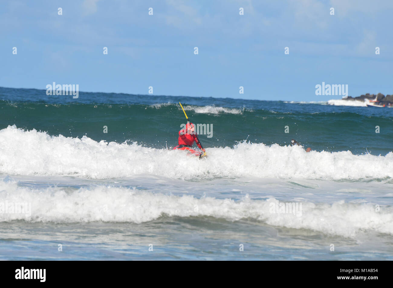 Portrush, Co Antrim, Nordirland. September bis 14. September 2013: - eine Kyaker reitet der Atlantic Surf Stockfoto